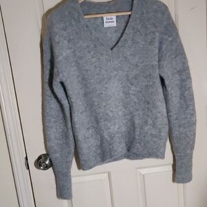 Little Moon V-Neck Textured Knit Sweater in Heather Gray